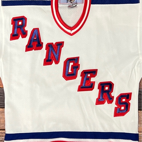 New York Rangers VTG CCM Hockey Boys Kids Youth Hockey Jersey Sweater - Picture 6 of 6